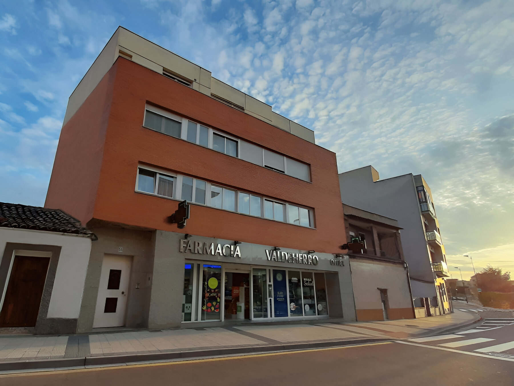 3 Viviendas y Farmacia para HKL, S.A